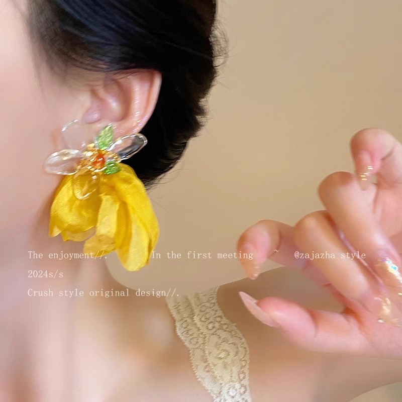 Vacation-style yellow flower fabric stud earrings for women, seaside colorful face-enhancing small earrings and pendants, exaggerated and personalized earrings Specification drawing