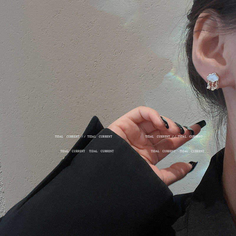 Dongdaemun, South Korea, features micro-inlaid zircon cloud shell stud earrings with an ins style, exuding a high-end and fresh charm details Picture