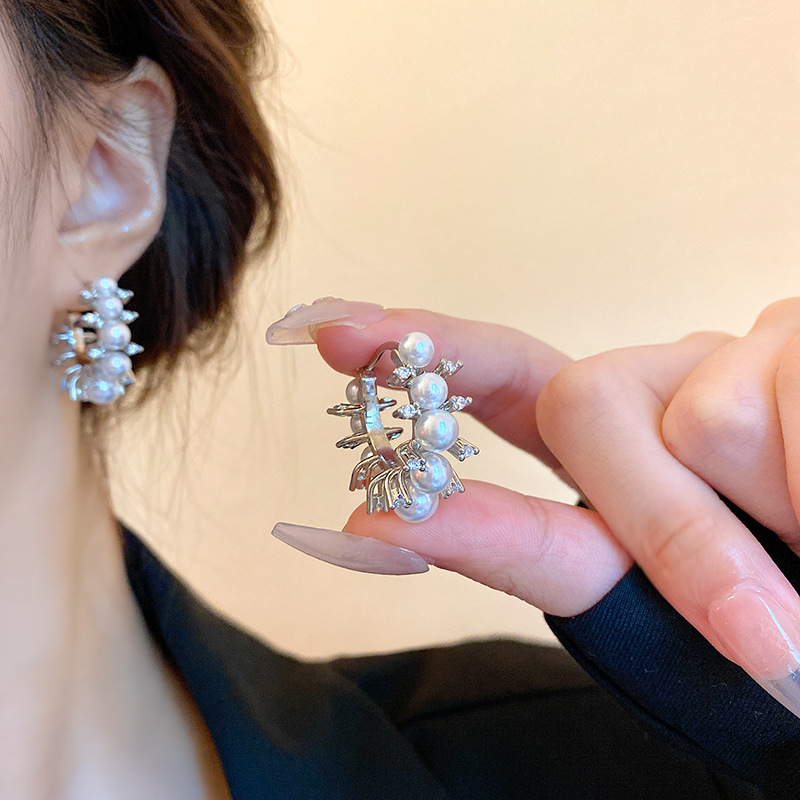 The circle pearl earrings are a niche design with a light luxury and high-end feel. They are a new type of women's earrings with a unique personality and a French retro style Application Scenario