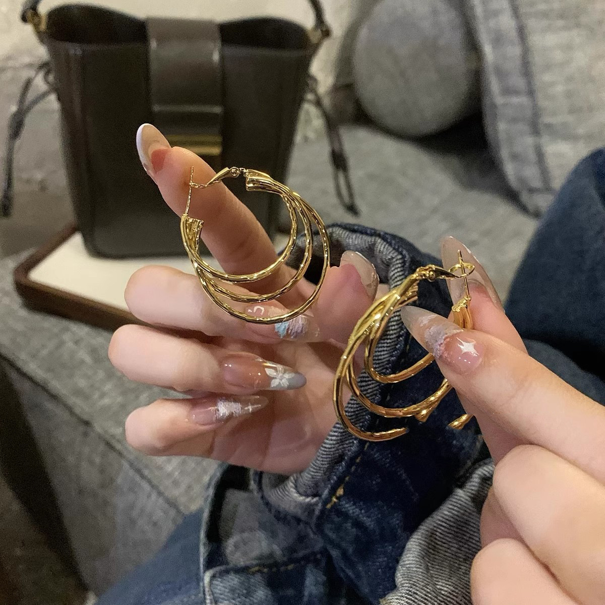Hong Kong-style retro face-enhancing small circle stud earrings for women, light luxury, fashionable and high-end look, niche design, versatile ear accessories Application Scenario
