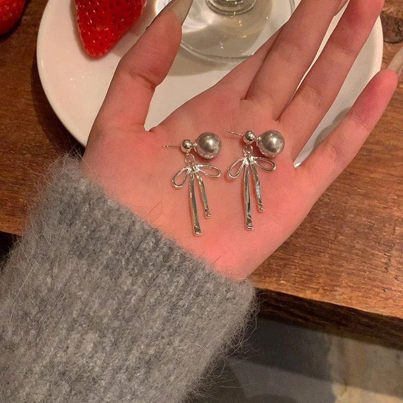 Two-piece grey pearl earrings with a cold and feminine style, unique bow earrings, silver needles, and high-end gold stud accessories details Picture