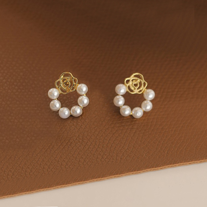 Geometric Circle S925 Silver needle, Korean flower pearl, elegant Internet celebrity girl, small, versatile and fashionable stud earrings details Picture