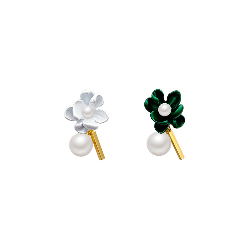 Color-blocking camellia pearl earrings for women, with a light luxury and niche design sense, high-end stud earrings, French retro and individual earrings Item Picture