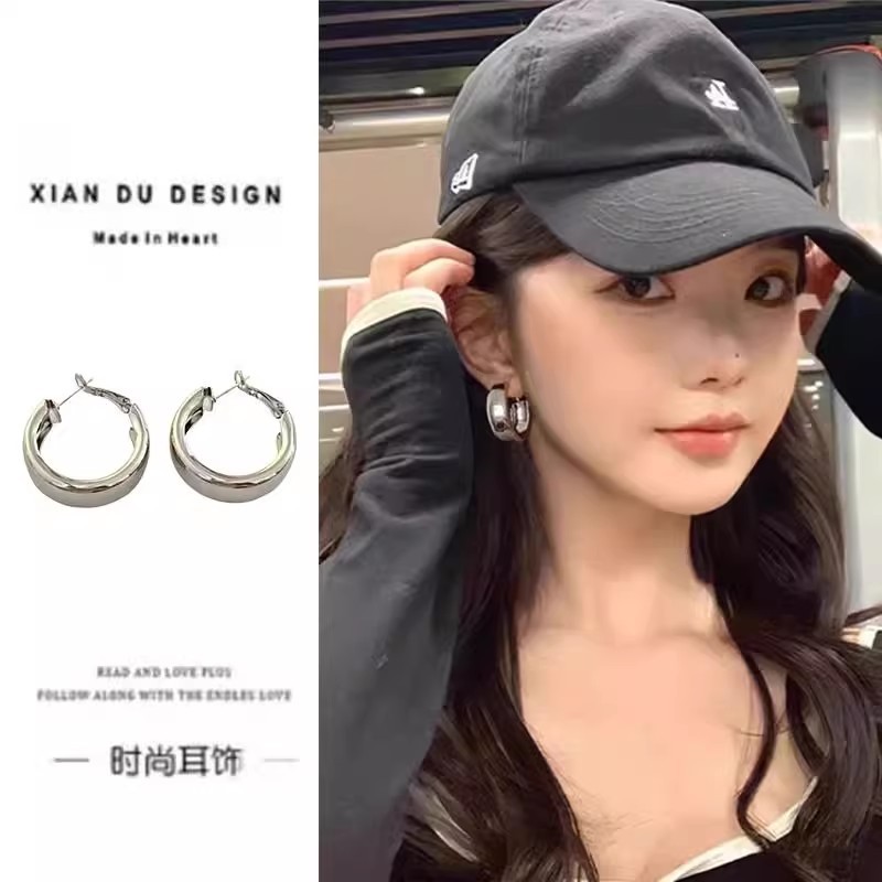 French retro and simple large plain ring earrings, a niche design for women with a fashionable and high-end feel, light luxury and elegant ear accessories full figure
