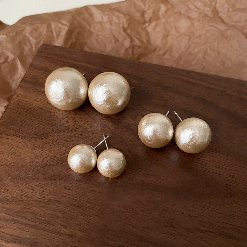 mona's retro large pearl stud earrings for women, French Internet celebrity style, simple and elegant, S925 silver needle personalized earrings Specification drawing