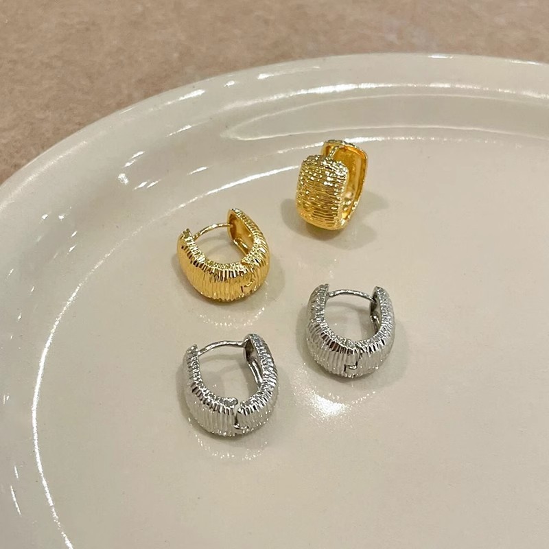 Cold textured ear buckle, niche design sense earrings, 2025 new trendy bestseller, versatile for commuting, stud earrings for women details Picture