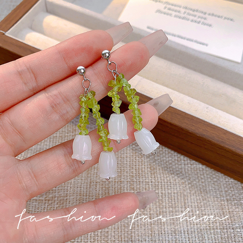 Fresh green flower beaded earrings, women's niche design sense, tassel elegance, stud earrings, internet-famous high-end earrings and earrings full figure
