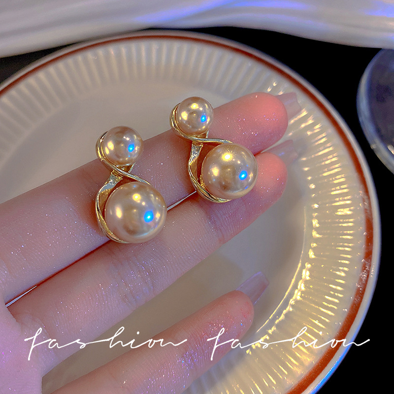 S925 Silver Needle Champagne-colored pearl stud earrings, a stylish and niche design for women, exude a sense of sophistication and is a popular commuter earring full figure
