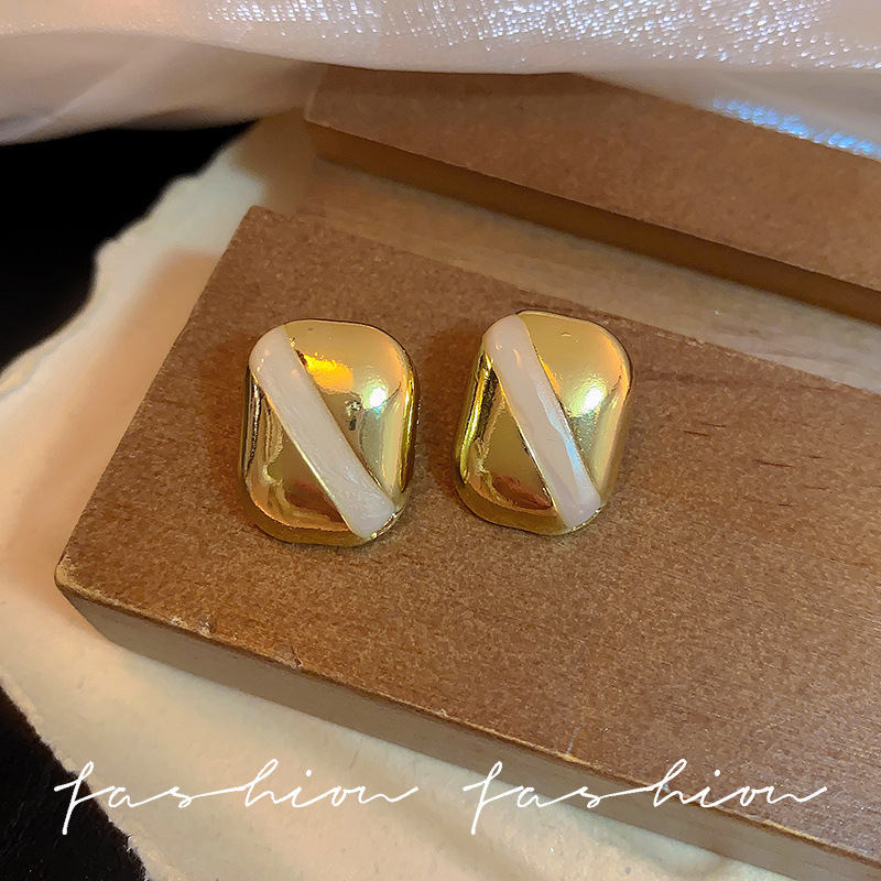 Fashionable and retro color-block glossy stud earrings, feminine charm, geometric, versatile, high-end, and niche design metal earrings Specification drawing