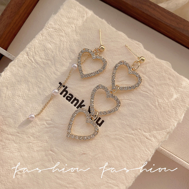 Super dazzling hollowed-out heart-shaped long earrings, a niche design for women with a high-end feel, diamond-encrusted earrings, round face heart-shaped earrings Application Scenario