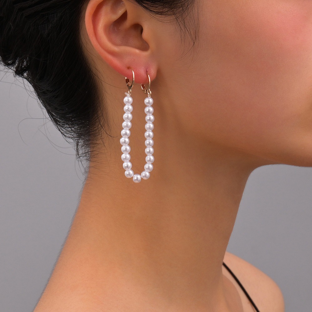 The fashionable and elegant pearl long ear clips are simple and individual earrings, suitable for women's commutes and vacations full figure