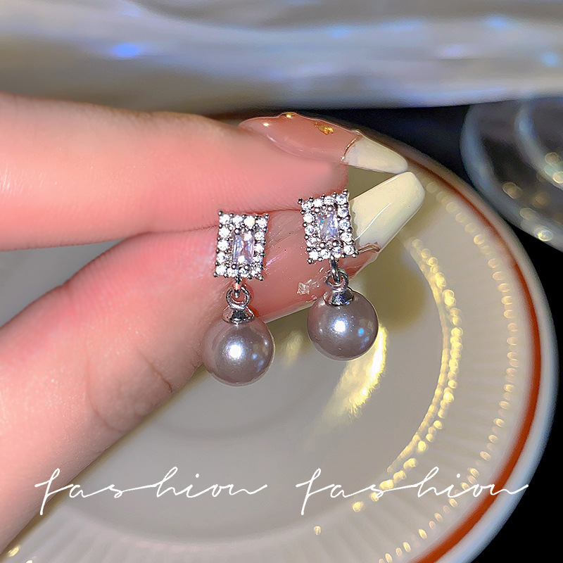 Korean silver-gray pearl stud earrings for women, a niche and light luxury ear-piercing look, simple and exquisite, versatile and fashionable earrings wholesale Specification drawing
