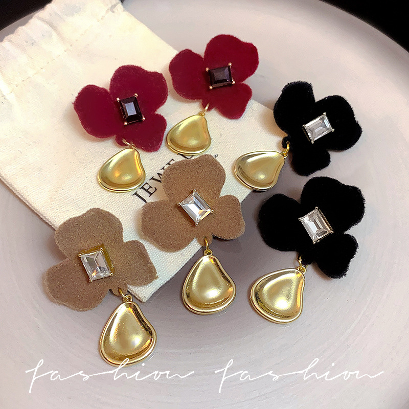 Autumn and winter collection of diamond-encrusted floral flocked stud earrings, light luxury and niche metal pendants, plush earrings, high-end Yiwu accessories full figure