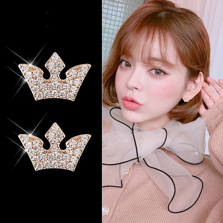 Japanese and Korean crown design, diamond-encrusted, simple and elegant, 925 silver needle stud earrings, personalized, versatile and sweet earrings for women Application Scenario