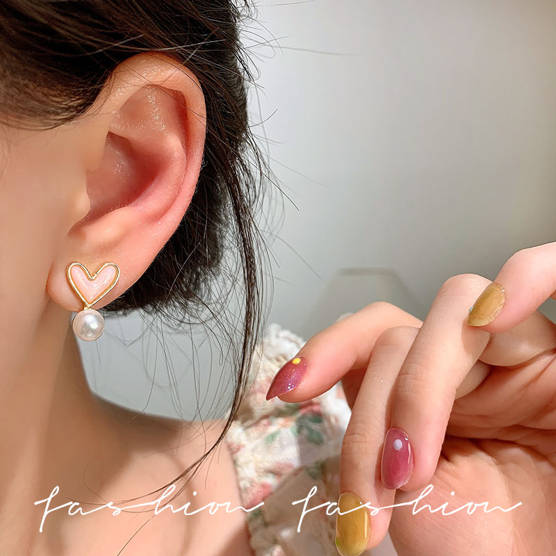 Fashionable and versatile heart-shaped pearl earrings, a new bestseller for women in 2025, exuding a sense of high-end luxury with a light heart pendant and elegant stud earrings Application Scenario