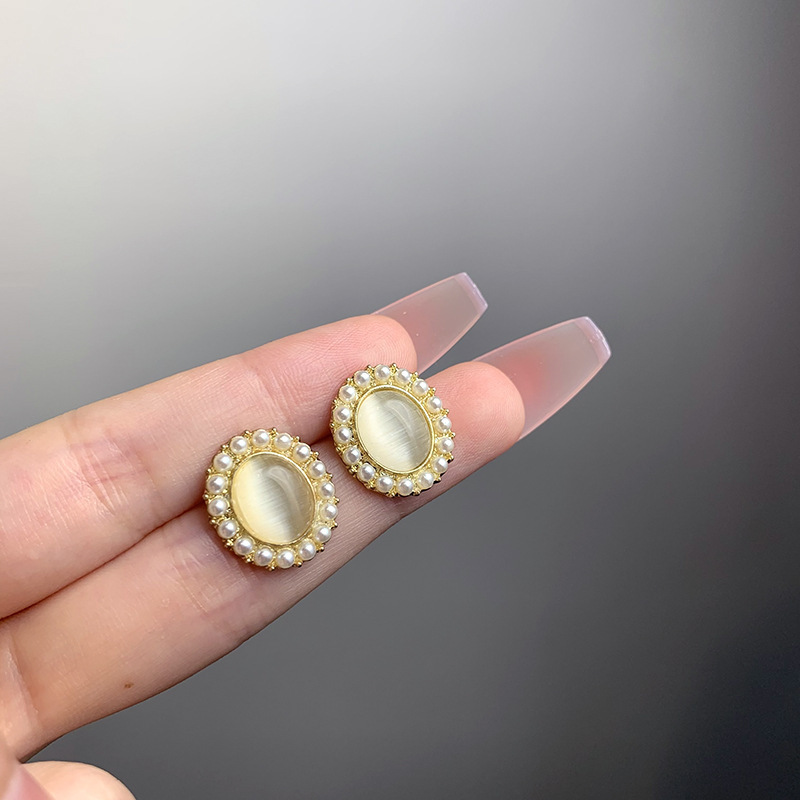 Pearl stud earrings, women's oval cat's eye stone niche retro earrings, gentle and elegant geometric earrings, 925 silver needle wholesale Application Scenario