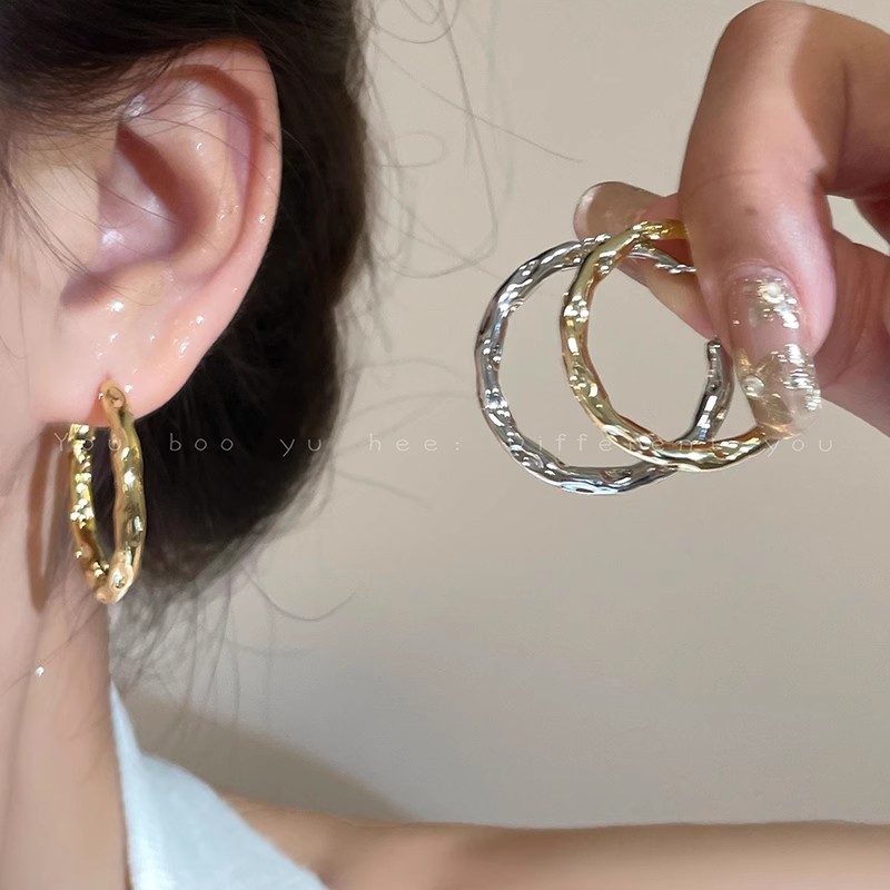 Silver texture irregular circle earrings, women's light luxury and high-end feel, 925 silver needle plain circle ear buckles, small earrings that show off the face full figure