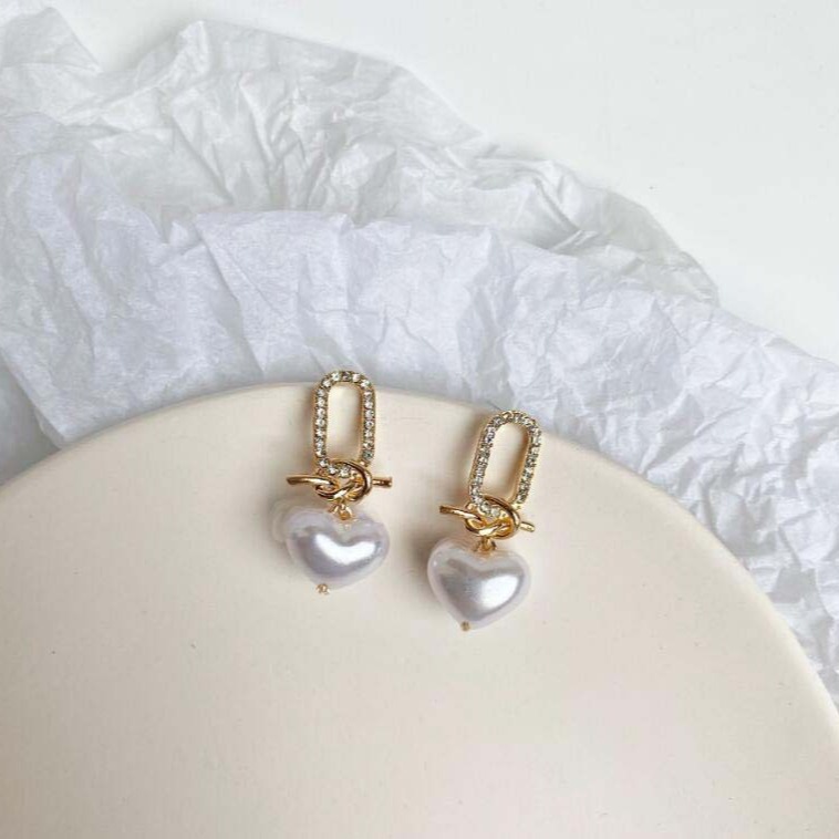 New trendy, simple and three-dimensional knotted heart-shaped pearl earrings for women, s925 silver needle, fashionable and popular earrings Application Scenario