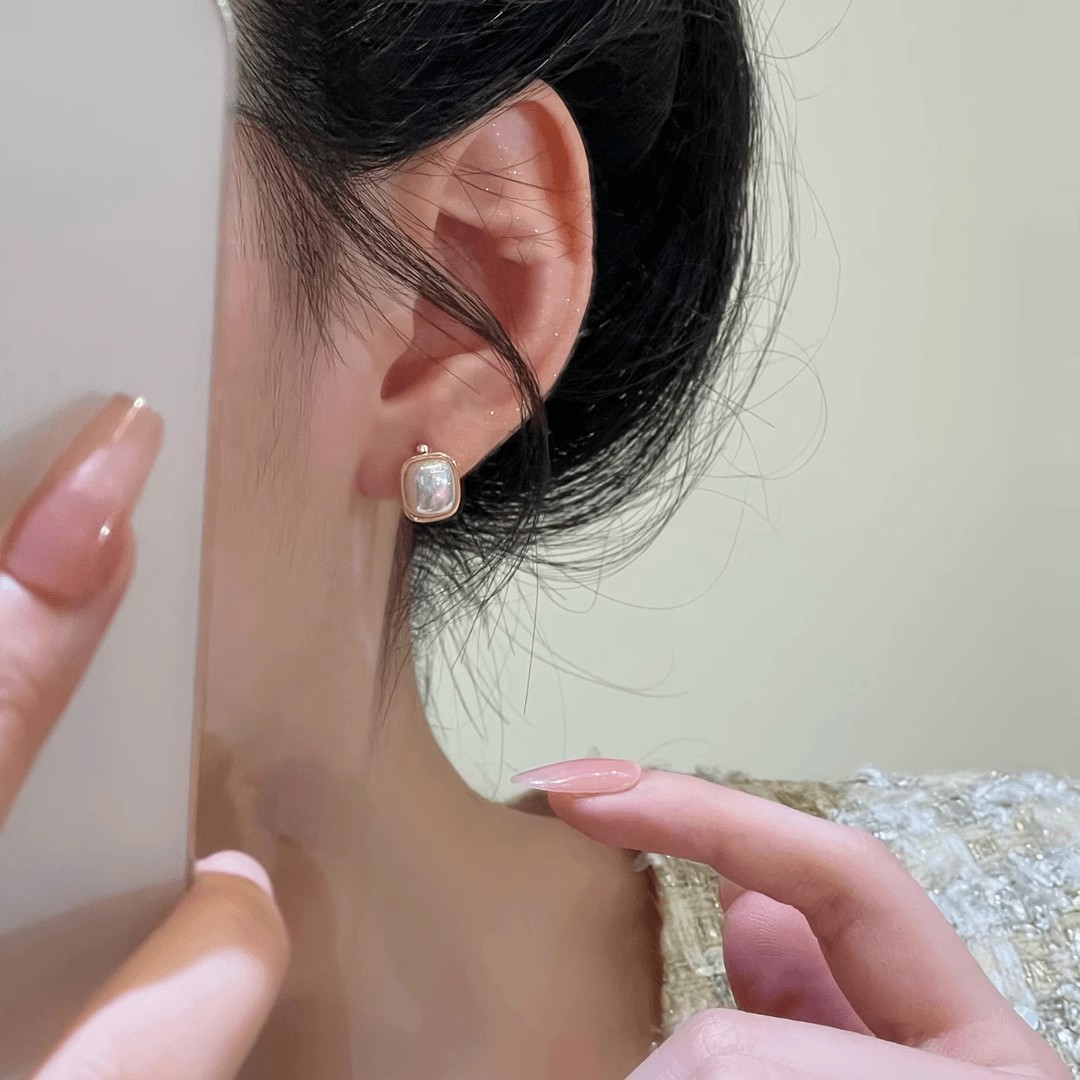 Simple square pearl earrings for women, light luxury, fashionable and versatile, elegant stud earrings, niche design, high-end feel, unique earrings Application Scenario