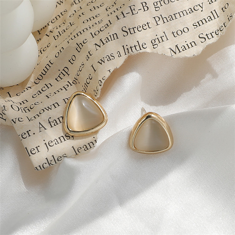S925 Silver Needle New cold style triangular cat's eye stone ear Stud, Korean style, individual and simple earrings and accessories for women Specification drawing