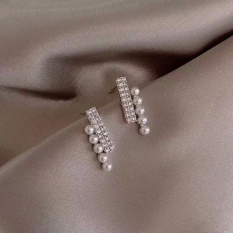 Elegant and compact pearl stud earrings, Korean 925 silver needle simple geometric forest-style earrings, versatile diamond earrings, trendy for women Item Picture