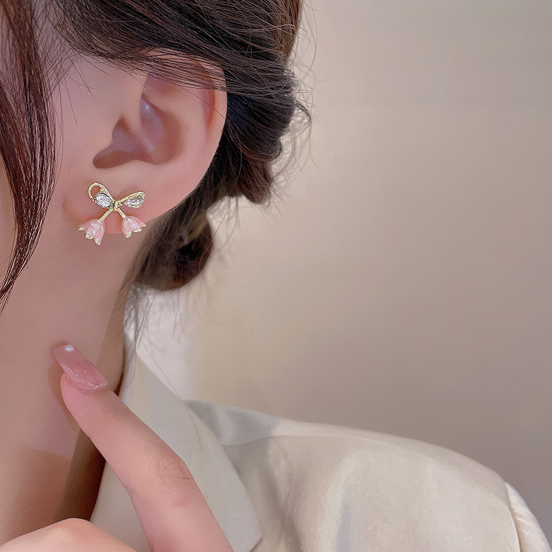 s925 Silver needle simple chanel-style bow stud earrings, elegant ins super fairy-like flower earrings, fashionable and individual earrings Application Scenario