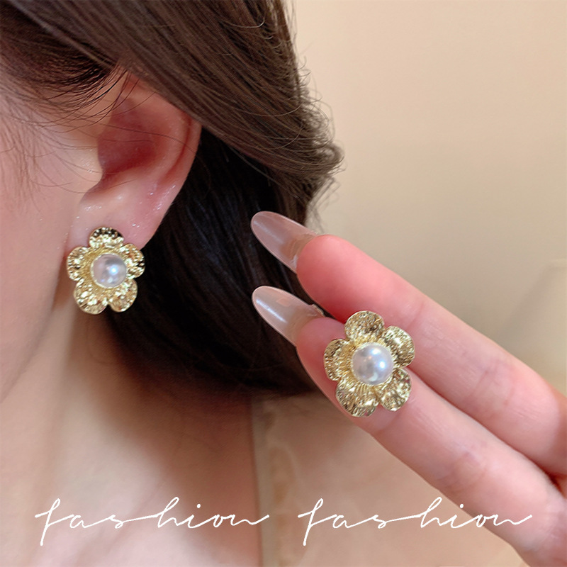 Hong Kong-style simple French-style high-end gold retro distressed stud earrings, women's flower pearl earrings, exquisite and fashionable earrings details Picture