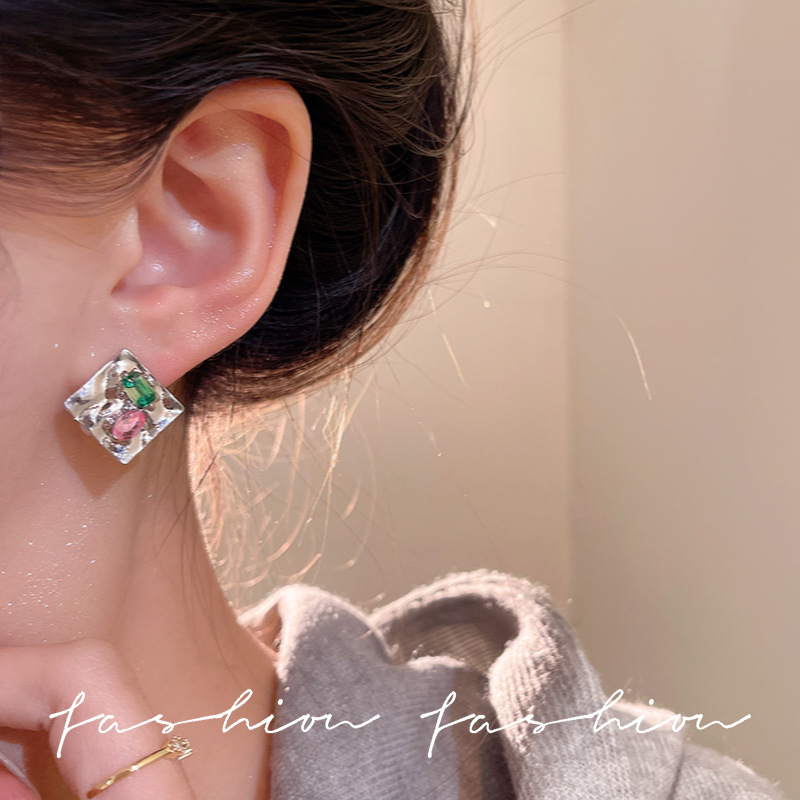 Pleated zircon square earrings, Japanese and Korean simple and fashionable design sense ear studs, new personalized and elegant earrings for women wholesale Specification drawing