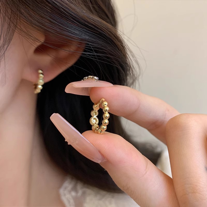 Exquisite, small, fashionable and high-end ear studs, women's niche and versatile circle ear buckles, simple and unique style earrings and earrings details Picture