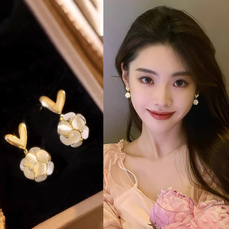 Heart-shaped cat's eye stone round ear studs, a niche design for women, fashionable and high-end earrings, light luxury, exquisite and simple earrings full figure