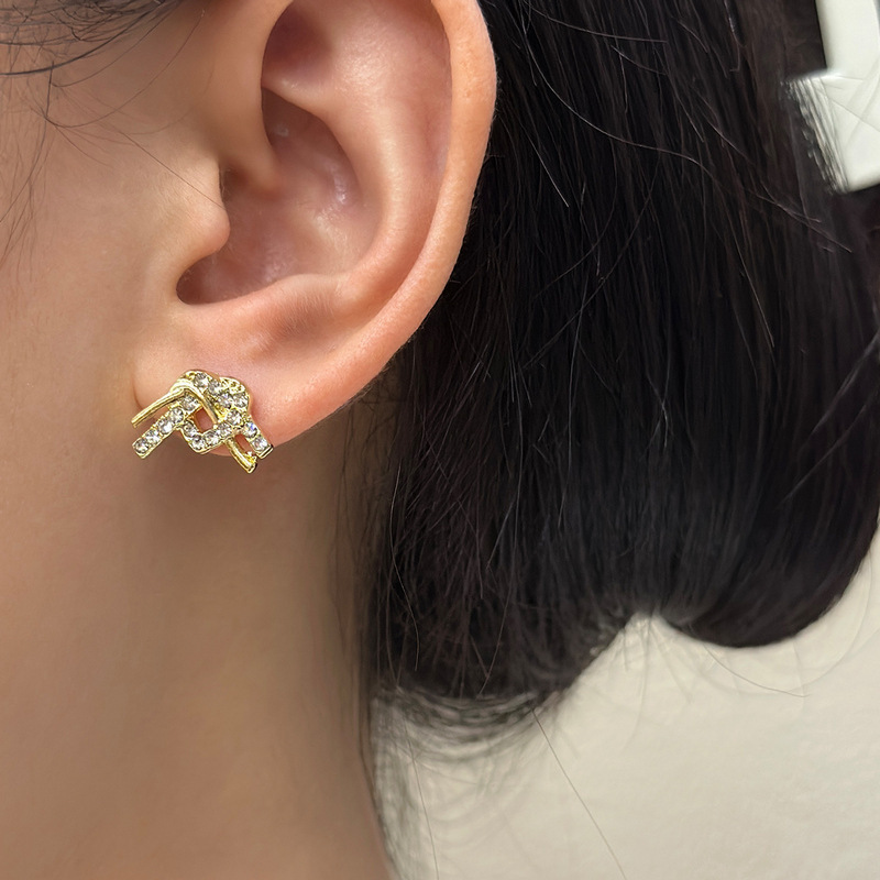 Korean simple and individual knotted heart-shaped earrings with diamonds, small, versatile and fashionable design stud earrings Application Scenario