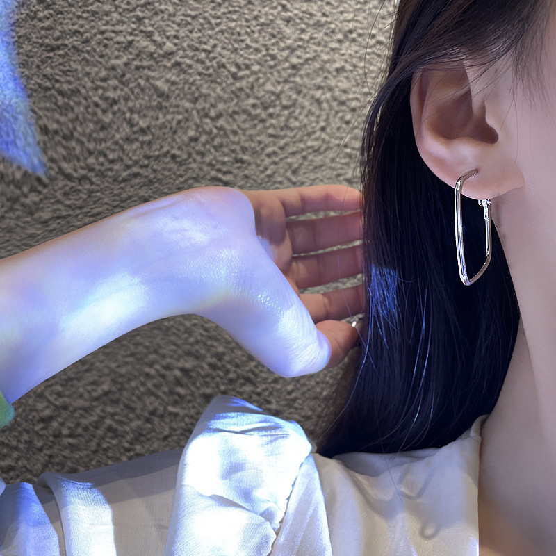 European and American style simple square plain ring earrings, a cold and aloof style for women, with an exaggerated and unique temperament. Versatile stud earrings, a popular online celebrity accessory Application Scenario