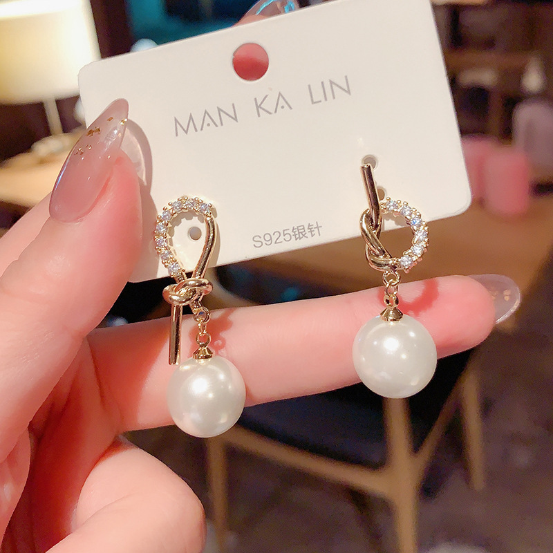 s925 Silver Needle Hong Kong-style retro pearl earrings, short and stylish, versatile Korean asymmetrical knotted stud earrings for women Application Scenario
