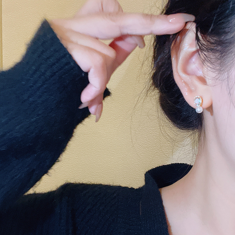 925 Silver Needle, simple and versatile Zircon pearl stud earrings, light luxury and high-end, niche design, elegant commuter earrings for women Application Scenario