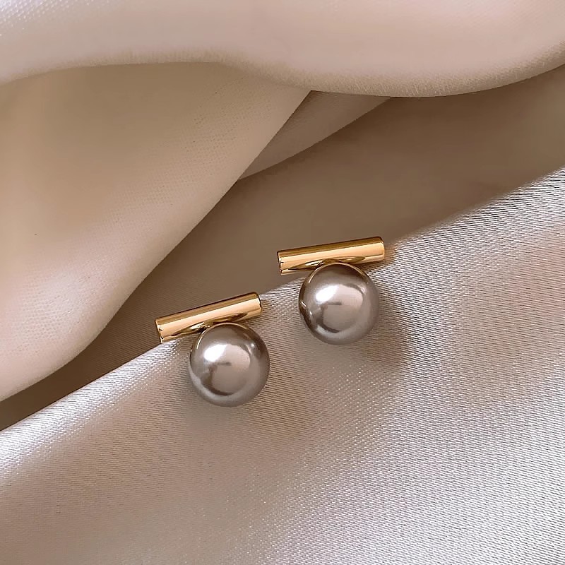 The niche design grey pearl stud earrings for women with a retro and high-end feel are the new best-selling autumn and winter earrings of 2023 full figure