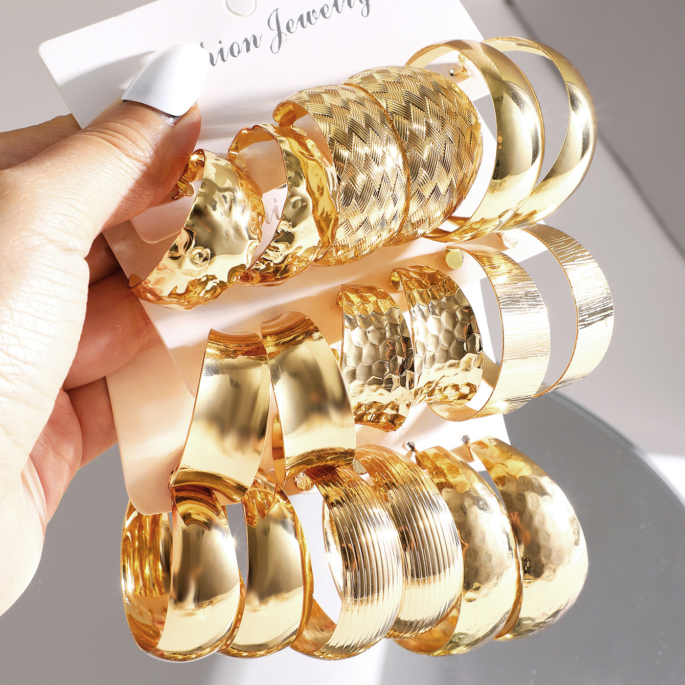 A new set of 3-piece creative retro C-shaped metal earrings with a unique and exaggerated gold personality from Europe and America full figure