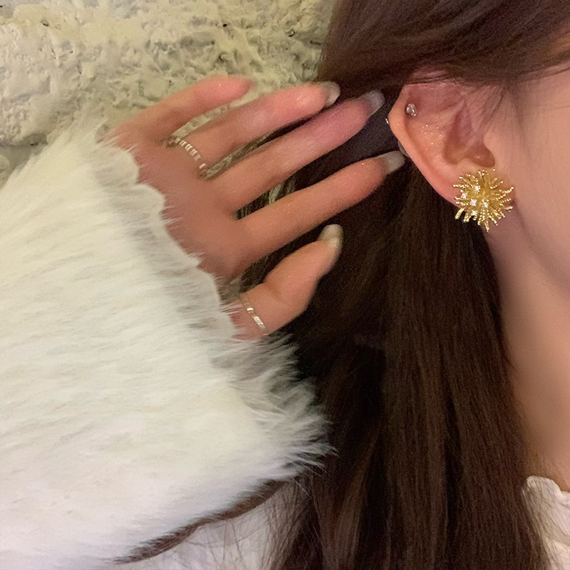 Exaggerated dandelion stud earrings with a light luxury and high-end feel, autumn and winter retro style earrings, extremely beautiful, niche and unique zircon earrings Application Scenario