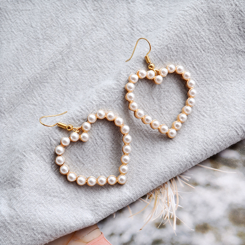 Heart-shaped pearl elegant earrings for women, simple and individual, versatile stud earrings, Dongdaemun looks petite and fresh earrings details Picture