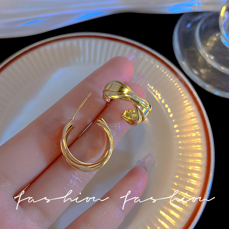Wholesale of C-shaped retro earrings for women in Dongdaemun, South Korea, with a simple and elegant style and versatile texture. Matte wrapped ear loops and earrings details Picture