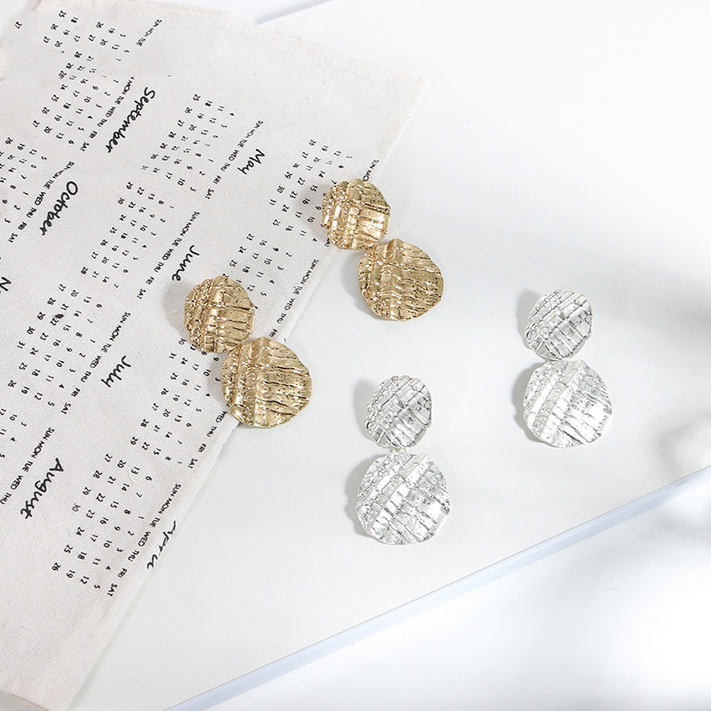 Exaggerated metal earrings for women, long European and American fashionable round geometric pendant earrings, simple and trendy earrings full figure