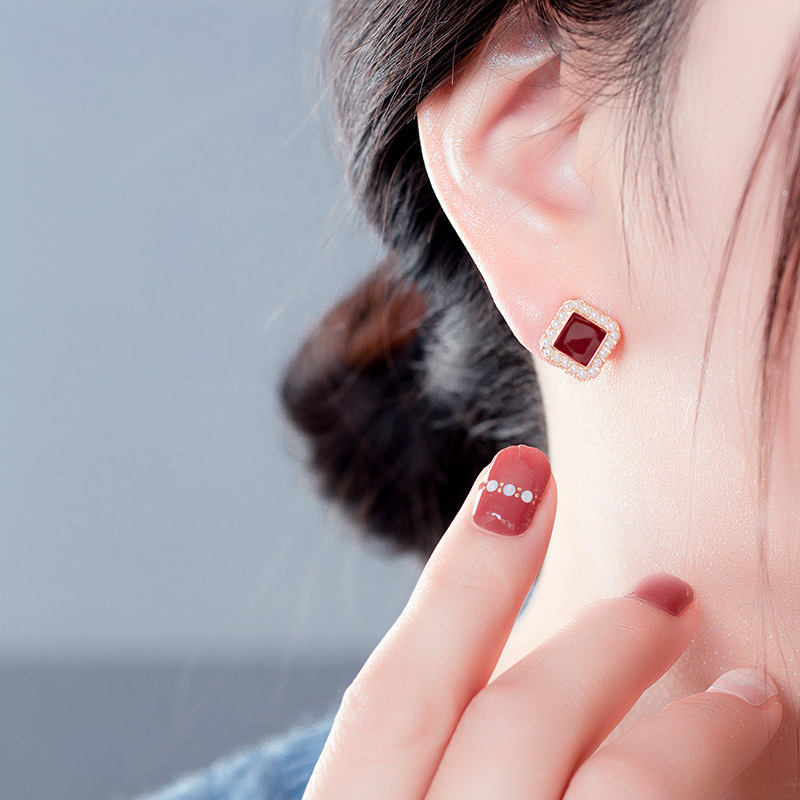 S925 Silver needle wine red retro square pearl stud earrings with a feminine texture, pure silver niche earrings, a new light luxury style Application Scenario