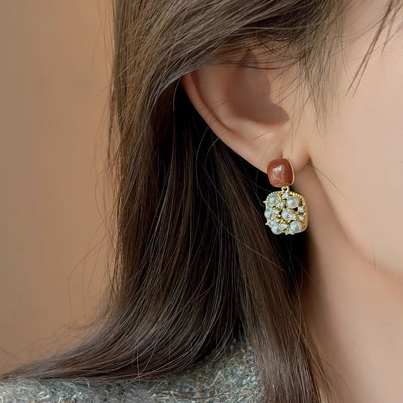 Maillard coffee-colored geometric hollowed-out pearl zircon stud earrings for women, light luxury, exquisite and fashionable earrings, simple and versatile earrings details Picture