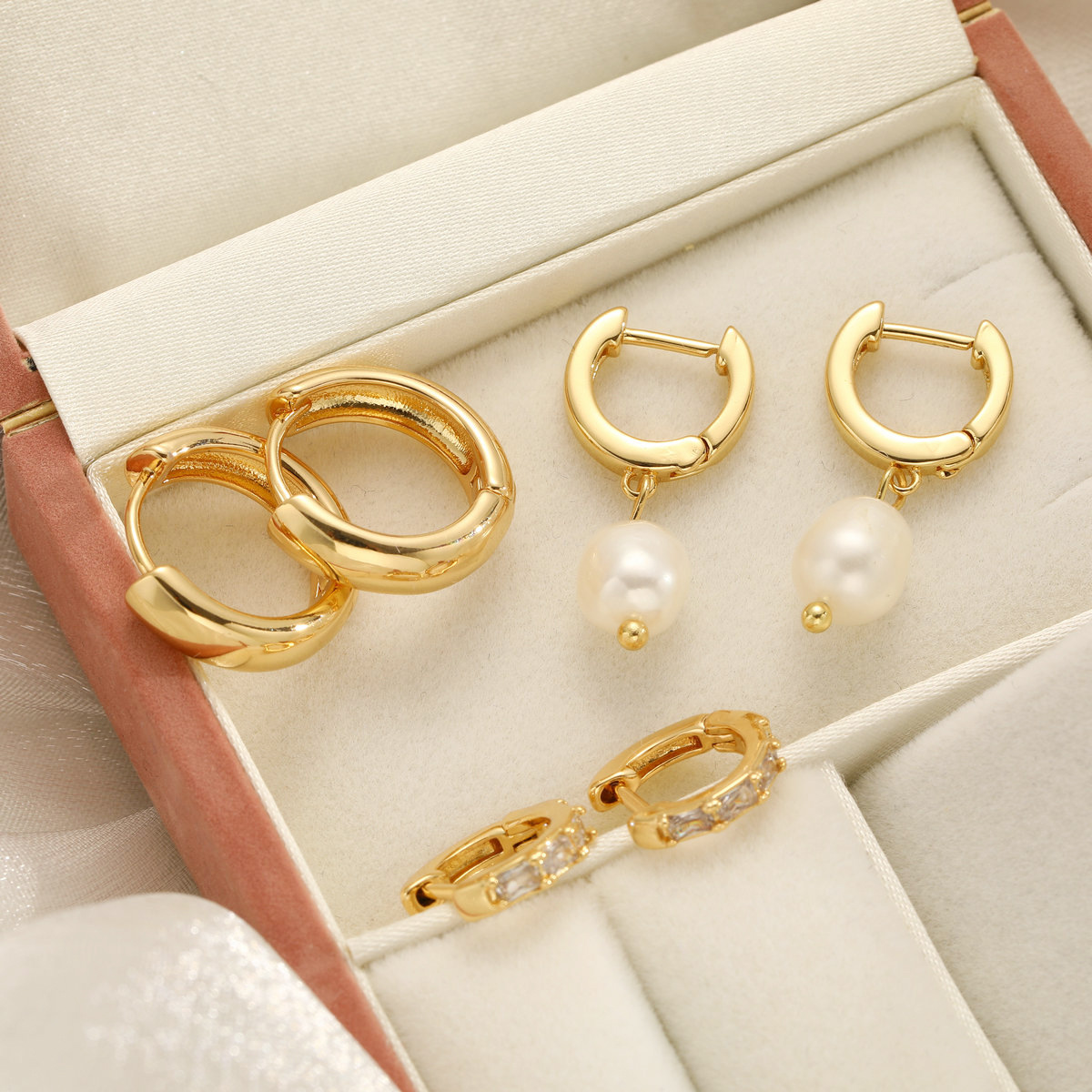 Golden ear rings for ladies, European and American retro style pearl pendant earrings, cross-border diamond-encrusted ear buckles, fashionable earrings and earrings Application Scenario