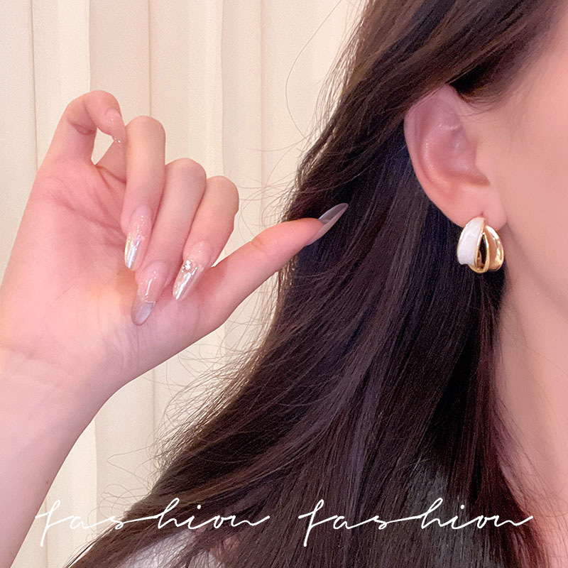 Niche design sense metal stud earrings for women, white arc-shaped texture, elegant and stylish earrings, versatile for commuting, simple and patchwork earrings Application Scenario