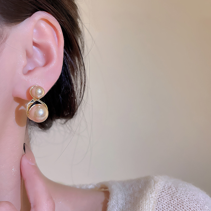 S925 Silver Needle Champagne-colored pearl stud earrings, a stylish and niche design for women, exude a sense of sophistication and is a popular commuter earring Application Scenario