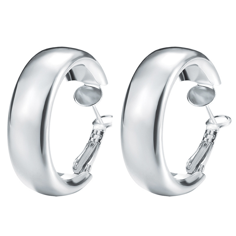 The C-shaped earrings, a popular cross-border bestseller in Europe and America, feature creative metal geometric circles and a trendy style. They are simple and individual earrings Application Scenario