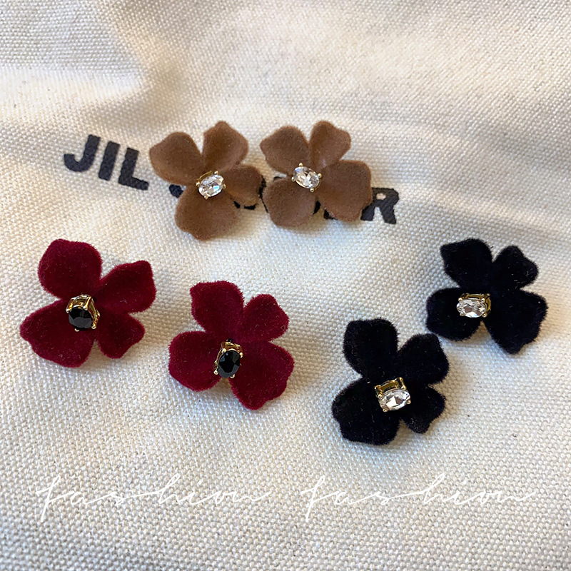 Autumn and winter flocked flower earrings, light luxury and niche diamond-encrusted high-end stud earrings, French retro style earrings wholesale Specification drawing