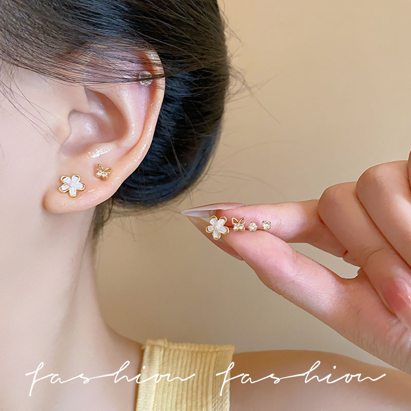 Mini ear studs, silver needles, light luxury and exquisite flower set earrings, feminine charm, versatile and personalized ear piercing earrings Application Scenario
