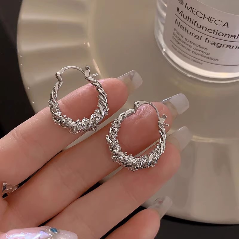French retro high-end wrapped earrings, women's light luxury, niche and unique stud earrings, fashionable and versatile geometric style earrings Application Scenario