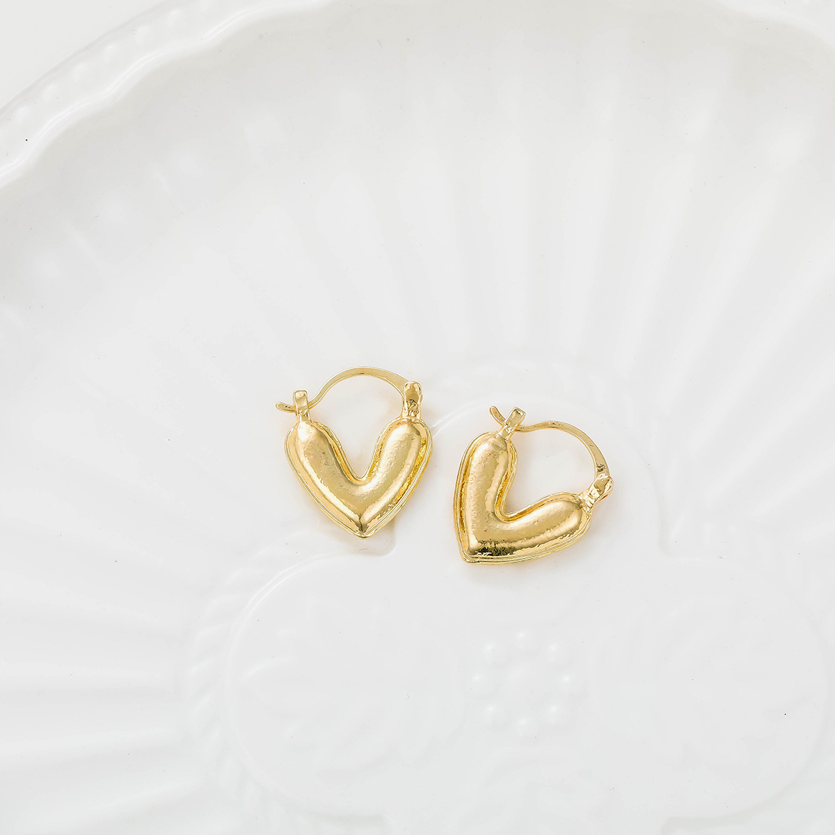 New cross-border French retro heart-shaped earrings from Europe and America, high-end geometric earrings, simple stud earrings Specification drawing